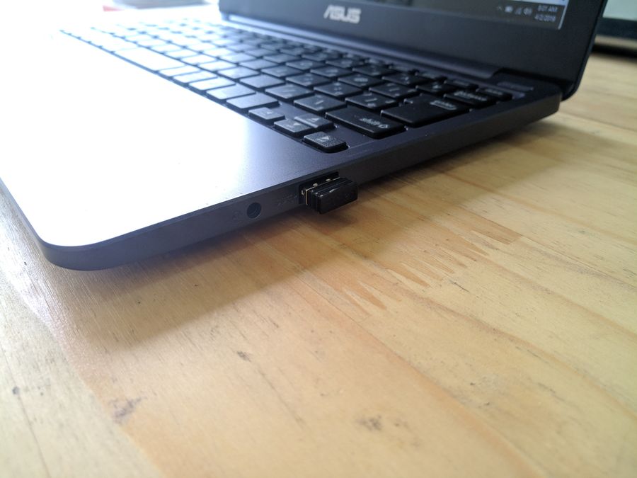 Laptop cũ Asus E203N - mỏng, nhẹ, đẹp như mới